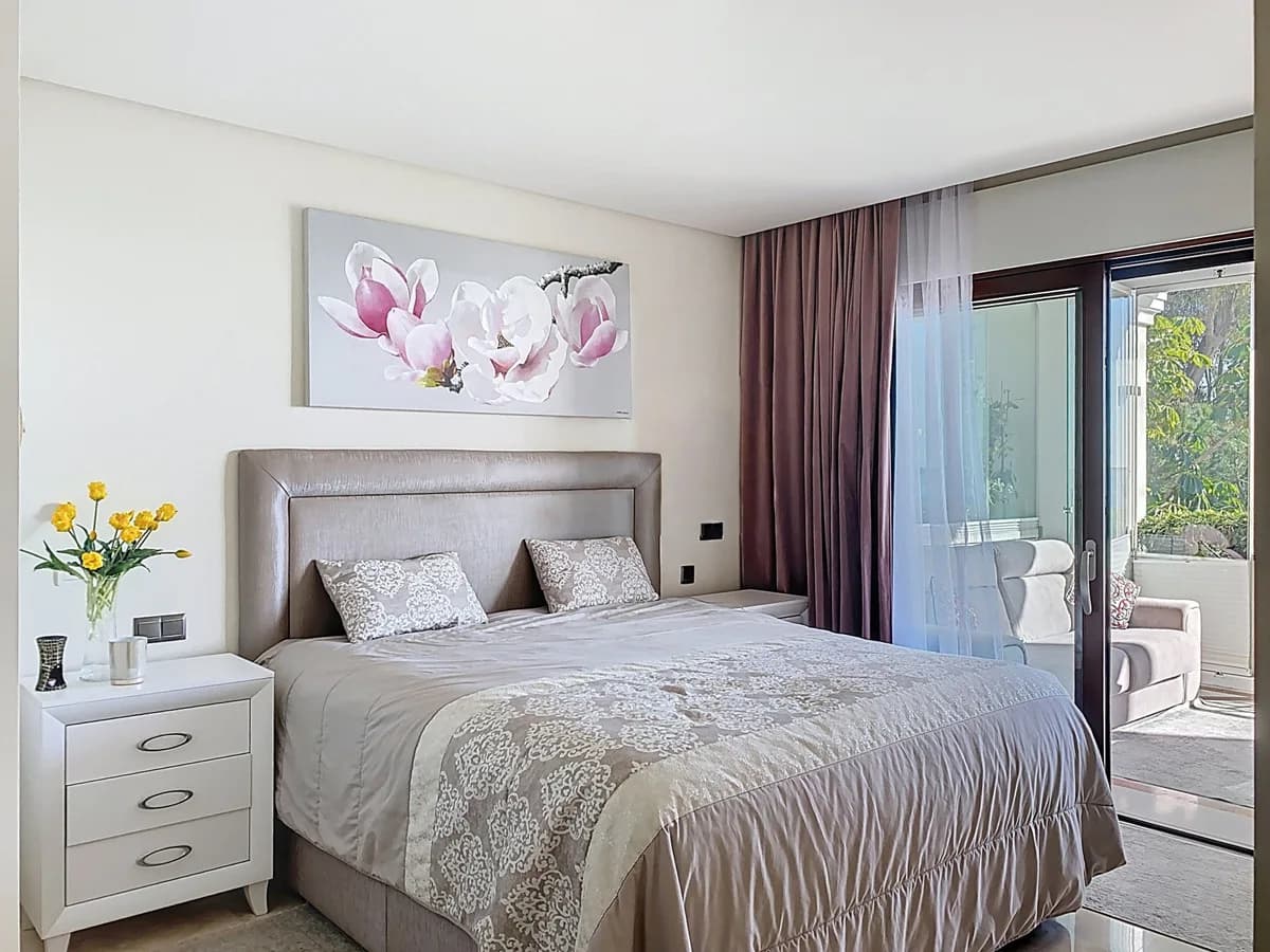 2 Bedroom Middle Floor Apartment for Sale in Estepona, Málaga - Image 3