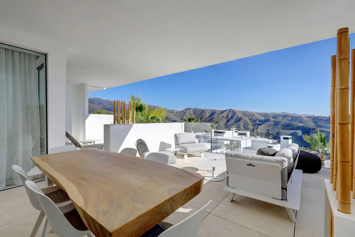 2 Bedroom Ground Floor Apartment for Sale in Ojén, Málaga