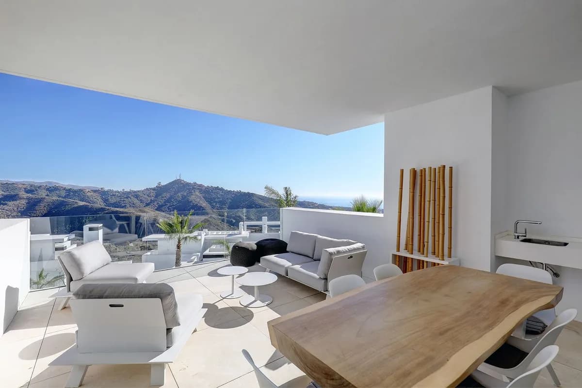 2 Bedroom Ground Floor Apartment for Sale in Ojén, Málaga - Image 2