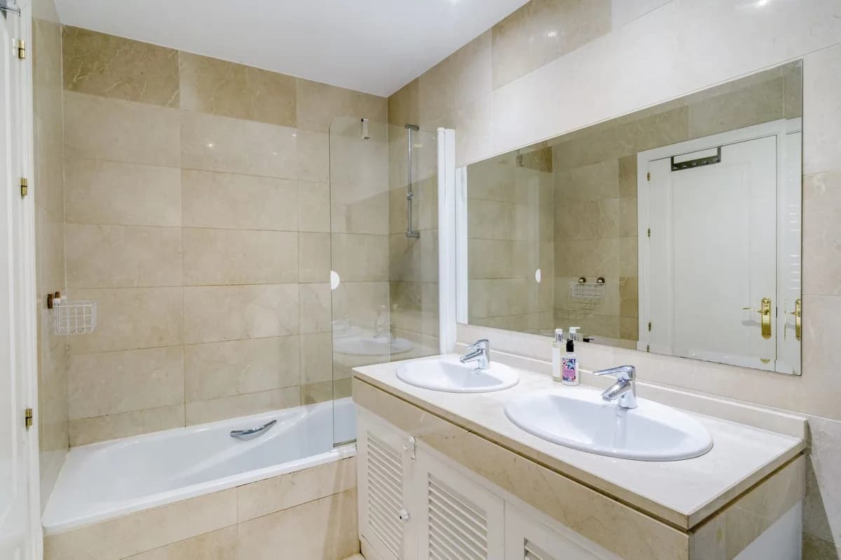 3 Bedroom Middle Floor Apartment for Sale in Los Arqueros, Málaga - Image 7