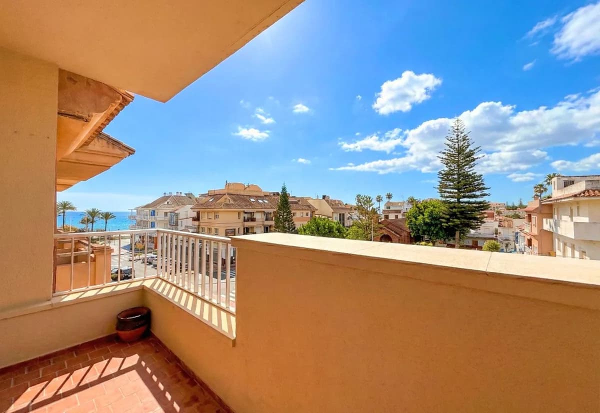4 Bedroom Middle Floor Apartment for Sale in San Luis de Sabinillas, Málaga - Image 2