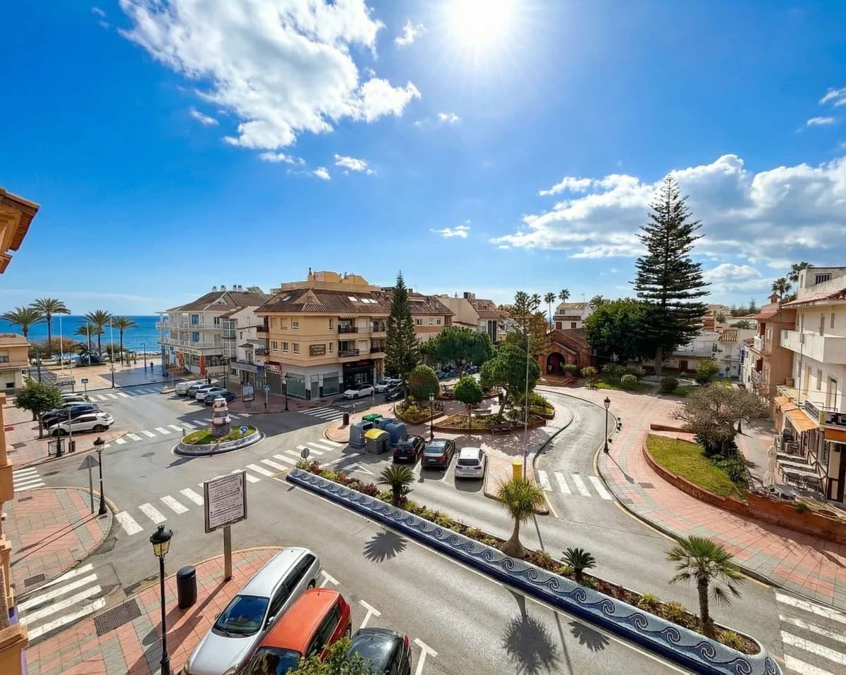 4 Bedroom Middle Floor Apartment for Sale in San Luis de Sabinillas, Málaga - Image 3