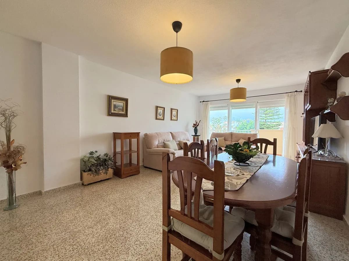 4 Bedroom Middle Floor Apartment for Sale in San Luis de Sabinillas, Málaga - Image 7