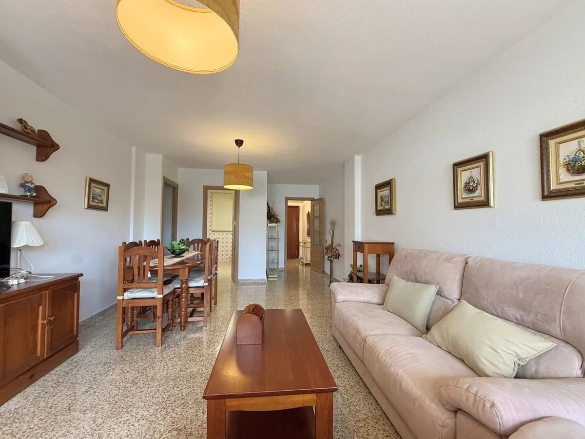4 Bedroom Middle Floor Apartment for Sale in San Luis de Sabinillas, Málaga - Image 8