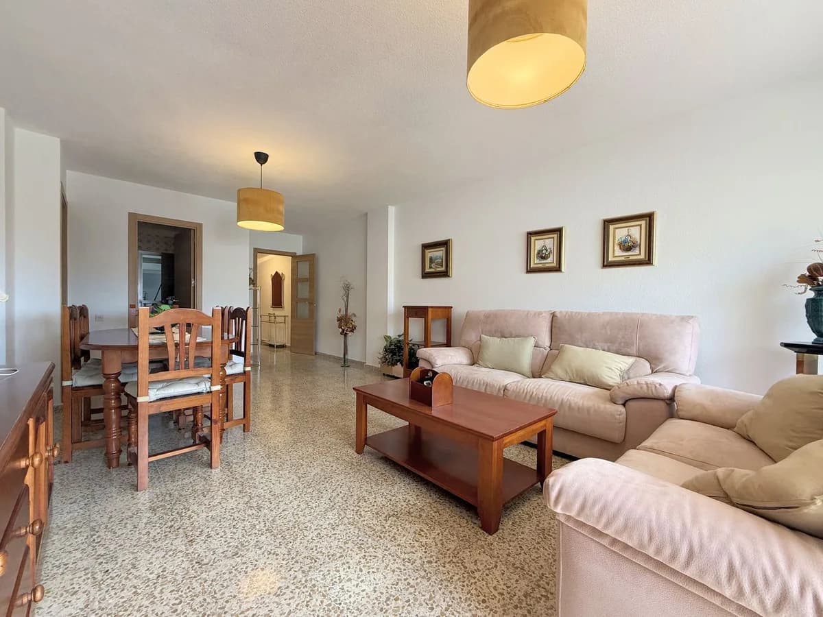 4 Bedroom Middle Floor Apartment for Sale in San Luis de Sabinillas, Málaga - Image 9