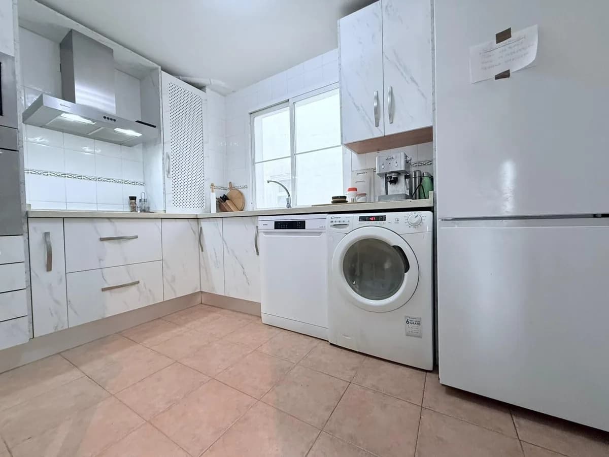 3 Bedroom Middle Floor Apartment for Sale in Alhaurín el Grande, Málaga - Image 4