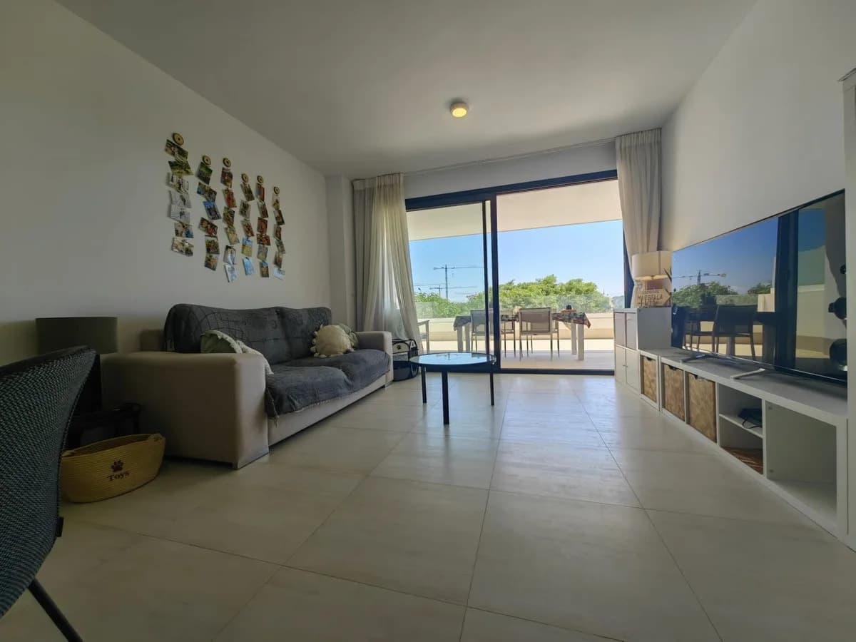 3 Bedroom Middle Floor Apartment for Sale in Estepona, Málaga - Image 3