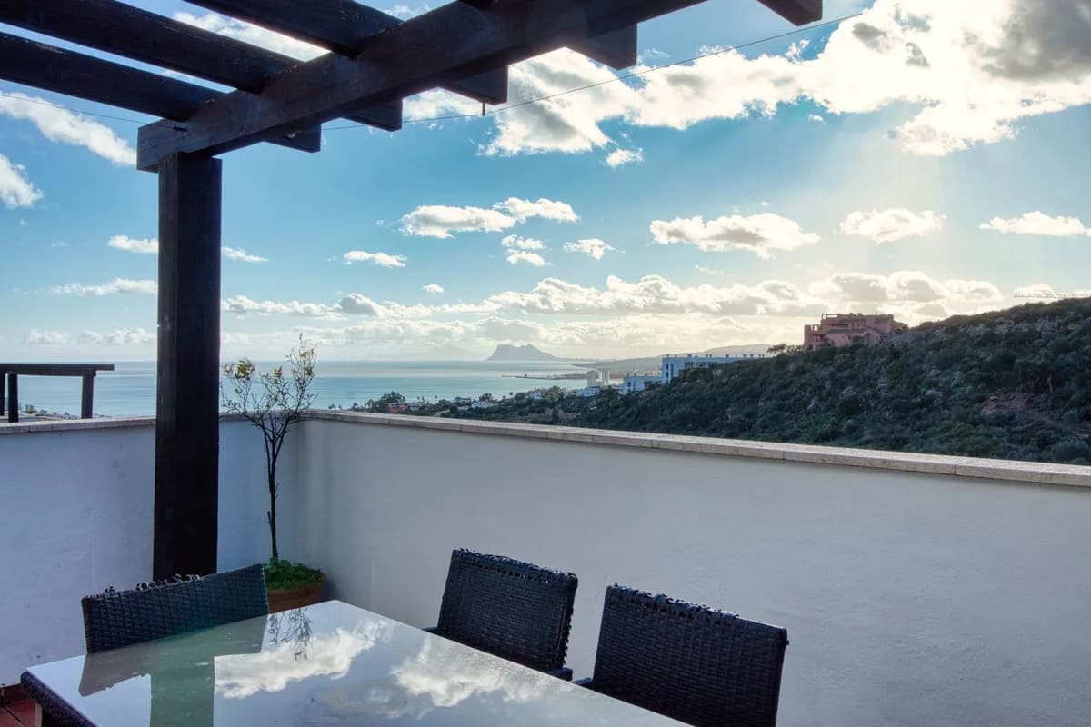 3 Bedroom Top Floor Apartment for Sale in Manilva, Málaga - Image 2