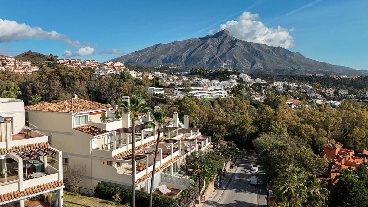 3 Bedroom Middle Floor Apartment for Sale in Nueva Andalucía, Málaga - Image 5