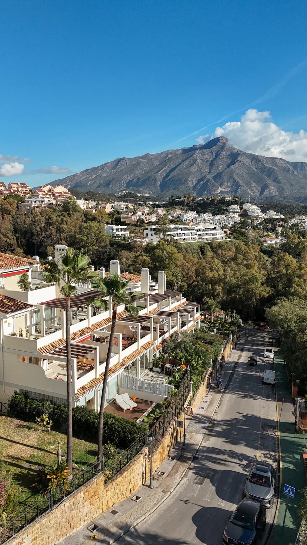 3 Bedroom Middle Floor Apartment for Sale in Nueva Andalucía, Málaga - Image 7