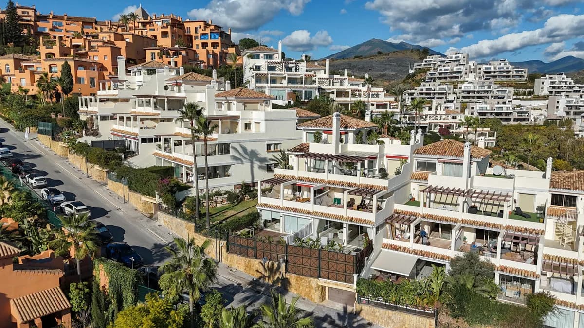 3 Bedroom Middle Floor Apartment for Sale in Nueva Andalucía, Málaga - Image 8