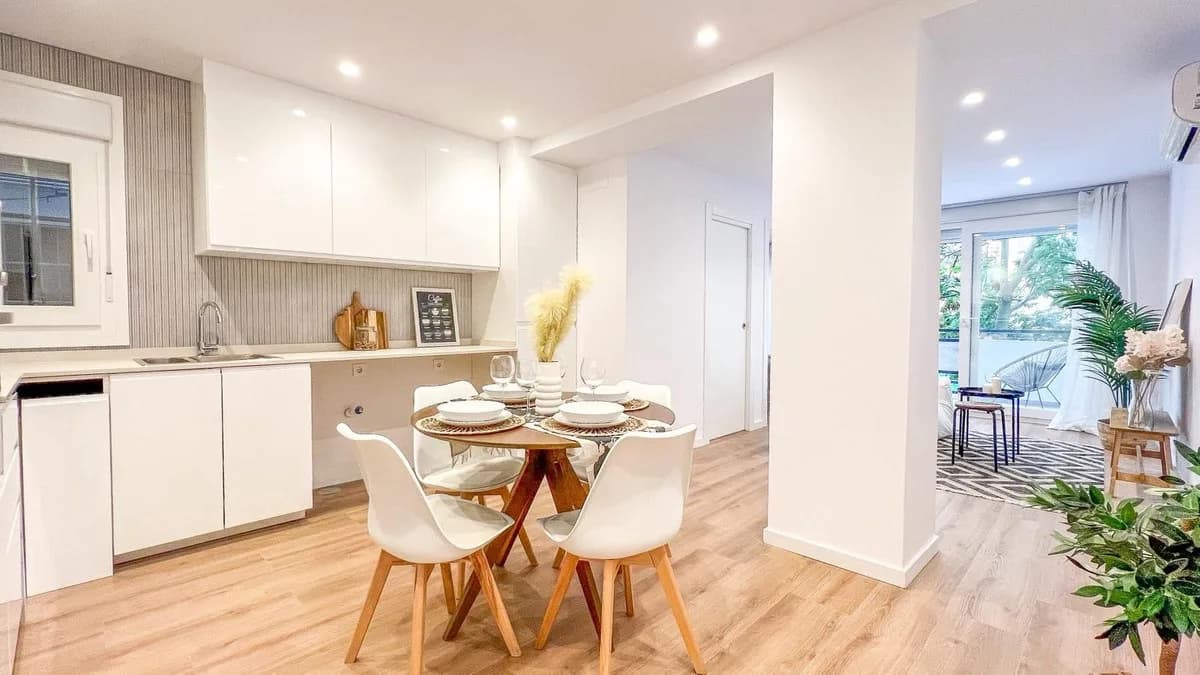 3 Bedroom Middle Floor Apartment for Sale in Conde de Ureña, Málaga - Image 3