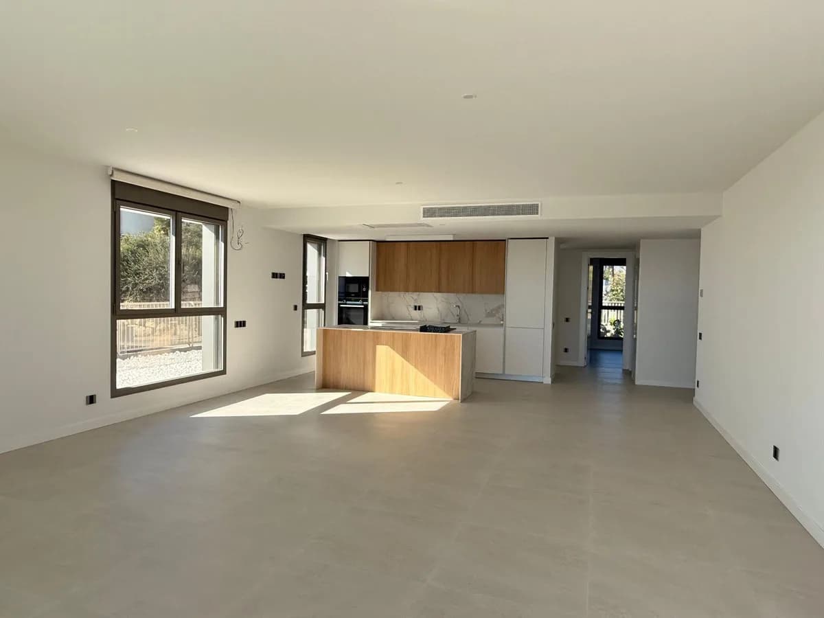 3 Bedroom Middle Floor Apartment for Sale in New Golden Mile, Málaga - Image 4