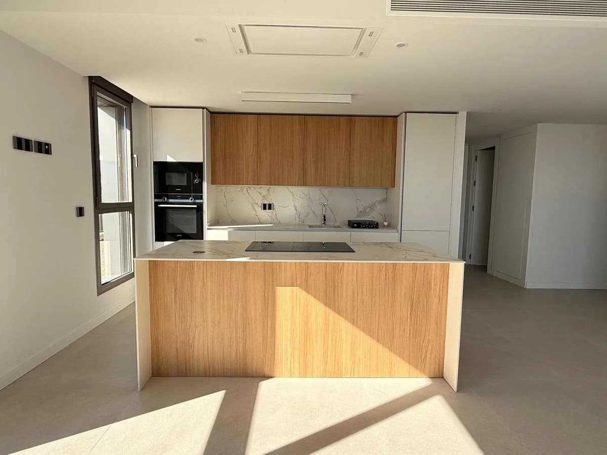 3 Bedroom Middle Floor Apartment for Sale in New Golden Mile, Málaga - Image 6