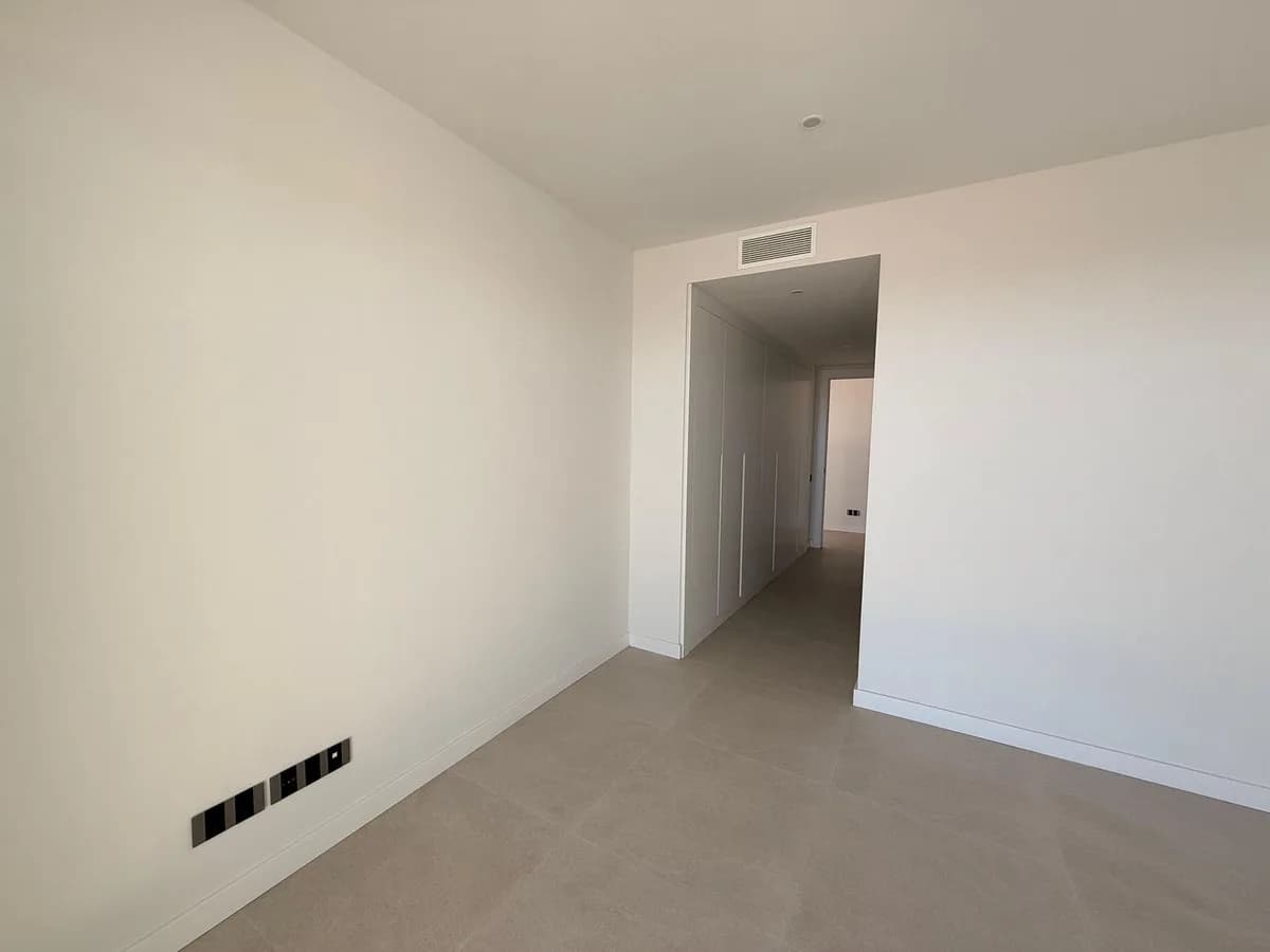 3 Bedroom Middle Floor Apartment for Sale in New Golden Mile, Málaga - Image 8