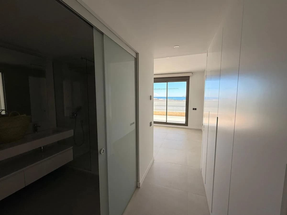 3 Bedroom Middle Floor Apartment for Sale in New Golden Mile, Málaga - Image 9