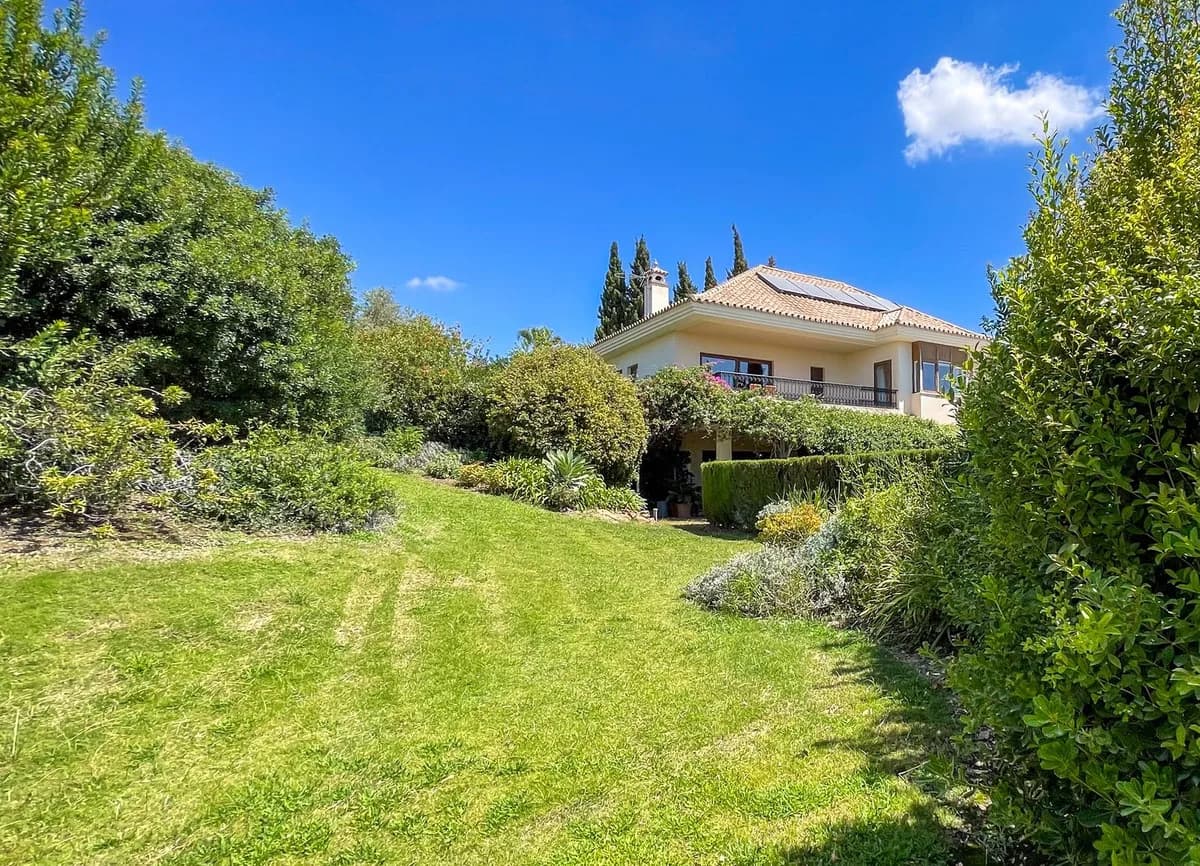 7 Bedroom Detached Villa for Sale in El Rosario, Málaga - Image 2