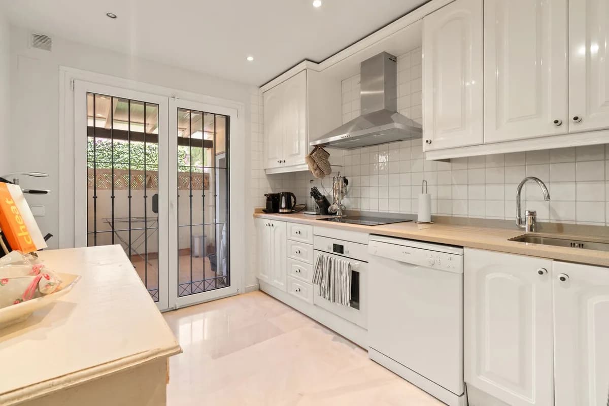 3 Bedroom Townhouse for Sale in Guadalmina Baja, Málaga - Image 8