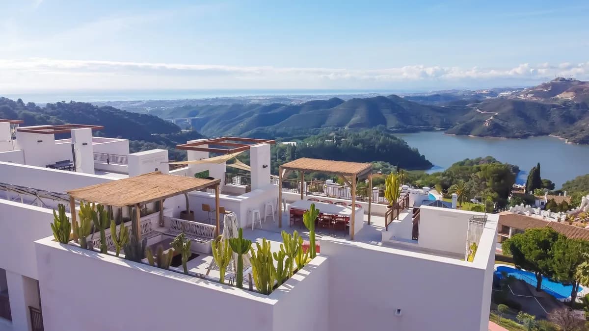 3 Bedroom Penthouse for Sale in Istán, Málaga - Image 9