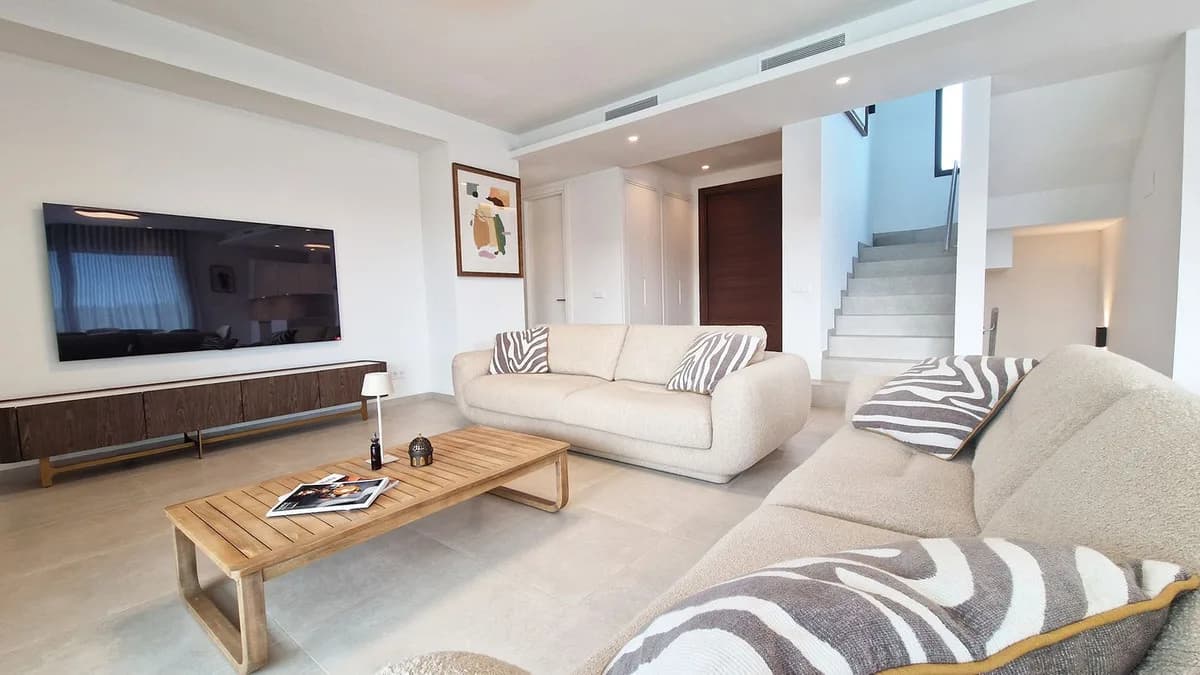 4 Bedroom Detached Villa for Sale in La Cala Golf, Málaga - Image 2