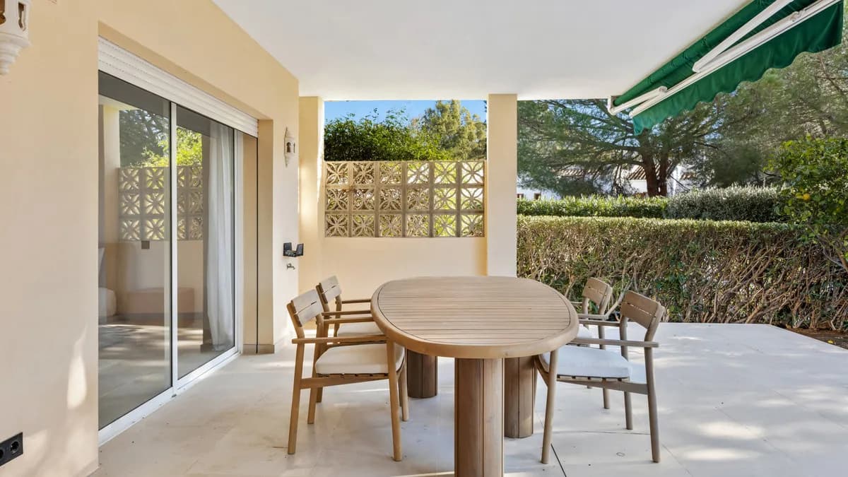 3 Bedroom Middle Floor Apartment for Sale in Nueva Andalucía, Málaga - Image 2
