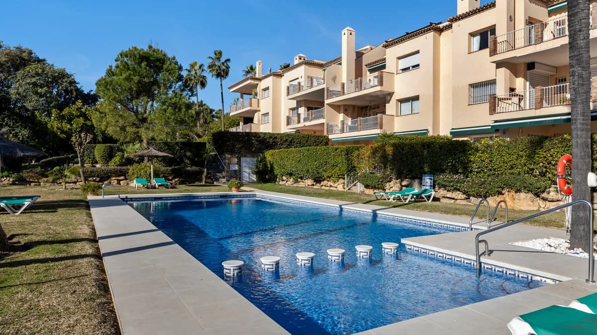 3 Bedroom Middle Floor Apartment for Sale in Nueva Andalucía, Málaga - Image 4