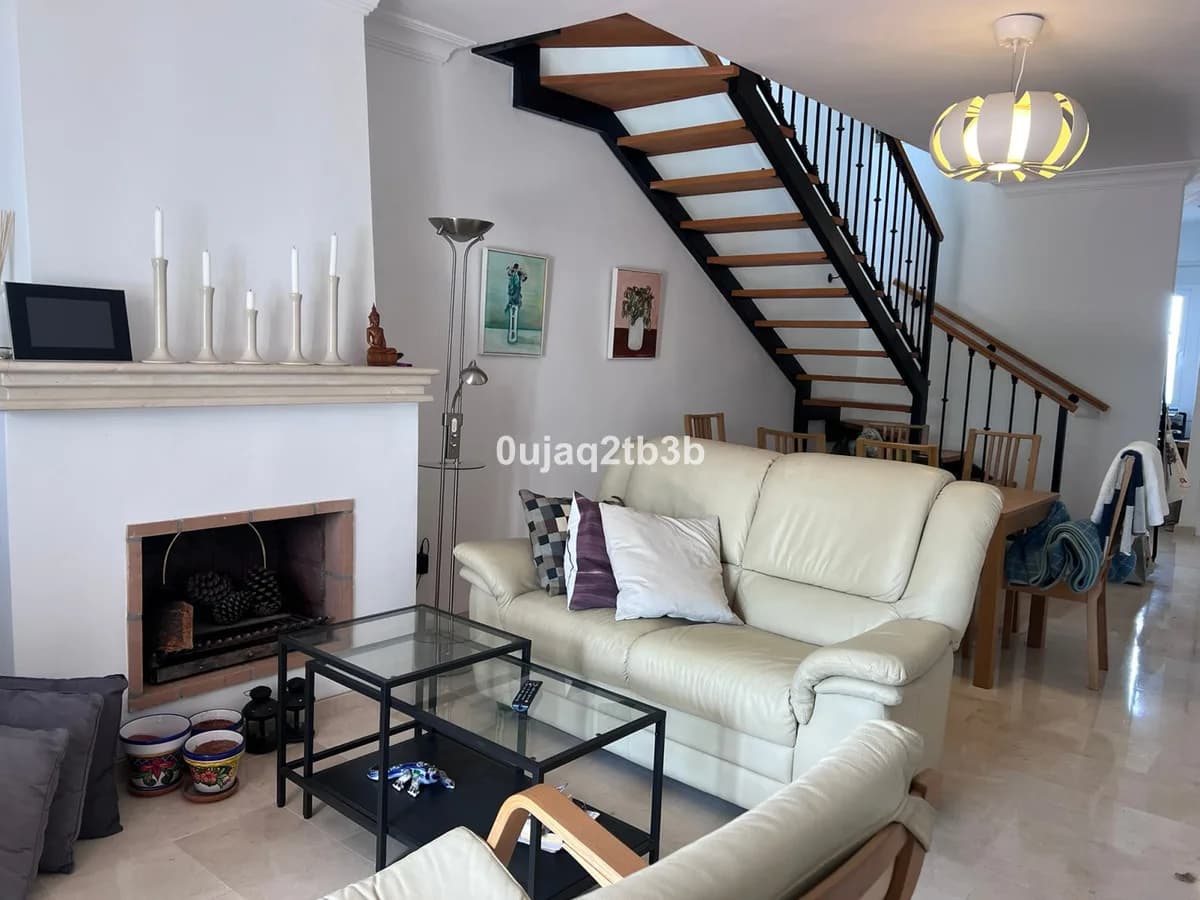 4 Bedroom Duplex for Sale in Nueva Andalucía, Málaga - Image 4
