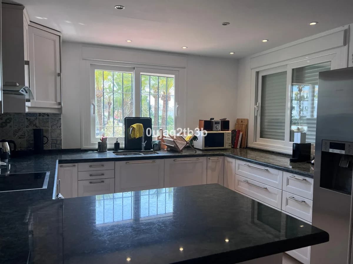 4 Bedroom Duplex for Sale in Nueva Andalucía, Málaga - Image 6