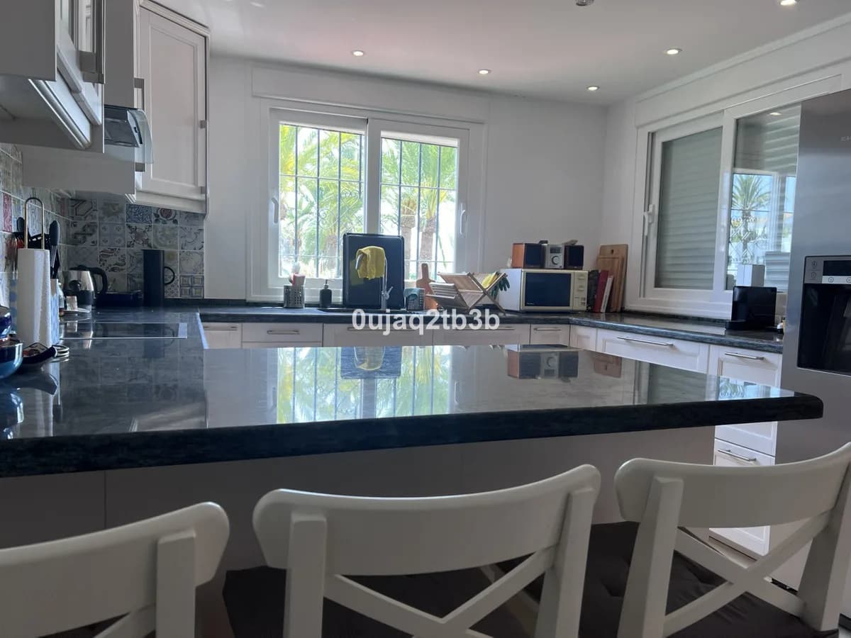 4 Bedroom Duplex for Sale in Nueva Andalucía, Málaga - Image 7