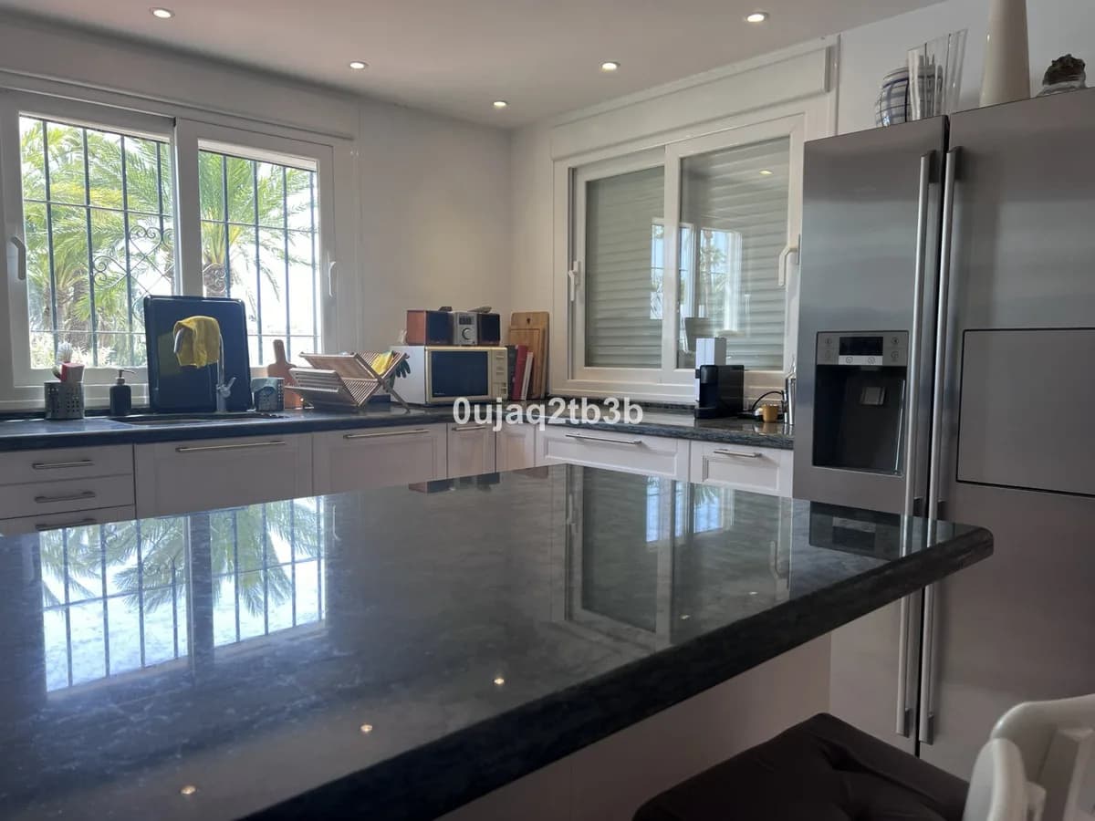4 Bedroom Duplex for Sale in Nueva Andalucía, Málaga - Image 8