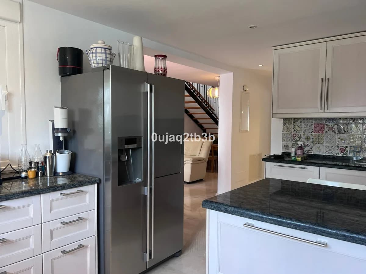 4 Bedroom Duplex for Sale in Nueva Andalucía, Málaga - Image 9