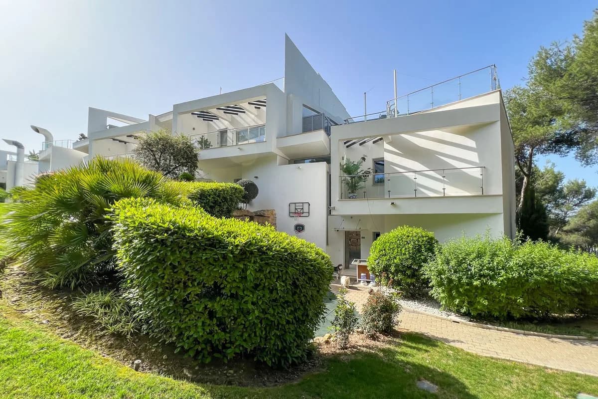 4 Bedroom Semi-Detached House for Sale in Sierra Blanca, Málaga - Image 2