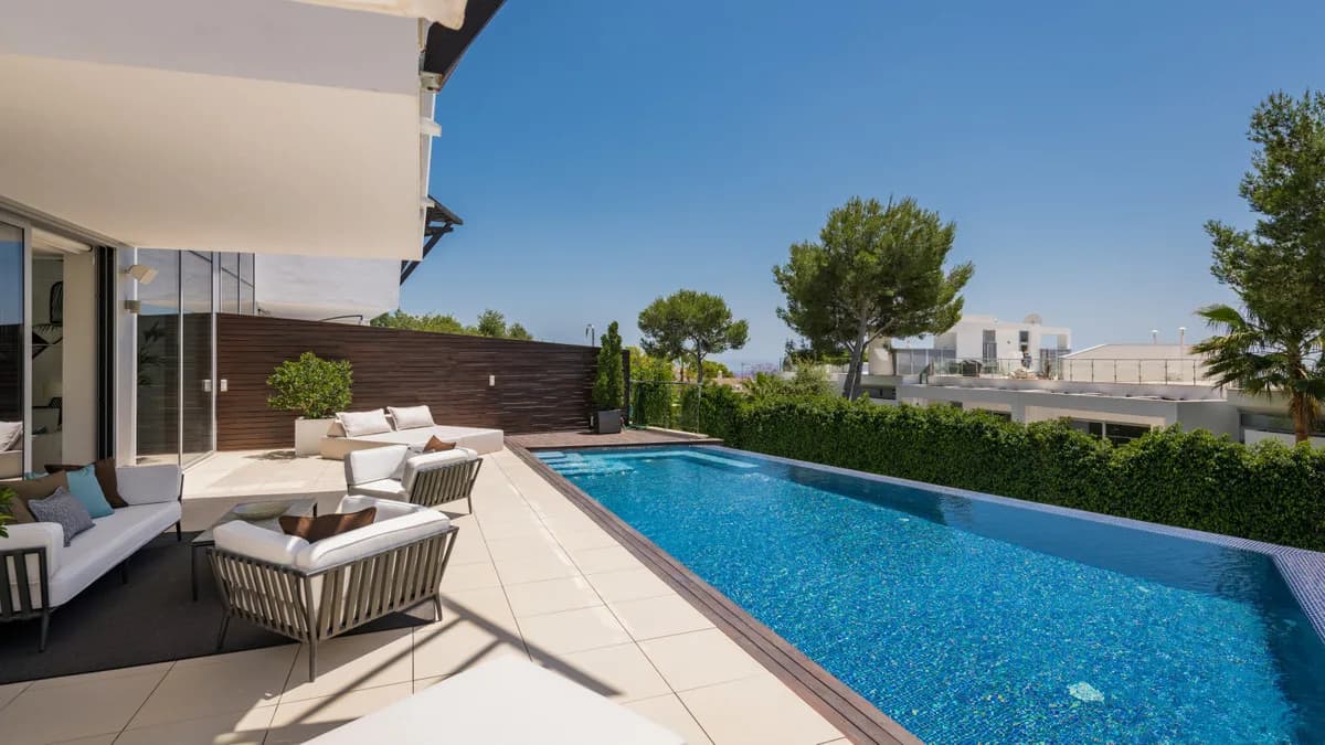 4 Bedroom Semi-Detached House for Sale in Sierra Blanca, Málaga - Image 8