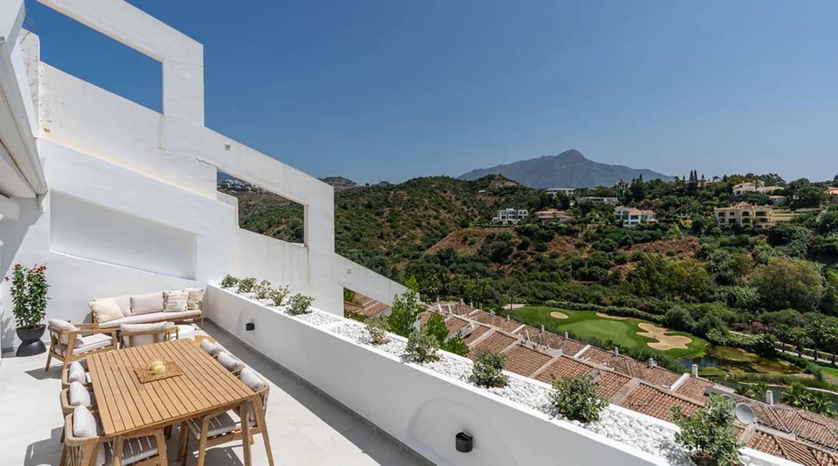 3 Bedroom Middle Floor Apartment for Sale in La Quinta, Málaga - Image 7