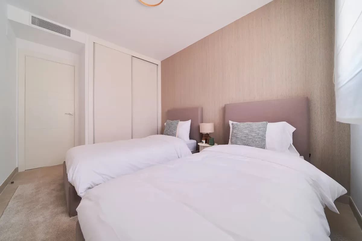 2 Bedroom Middle Floor Apartment for Sale in Fuengirola, Málaga - Image 4