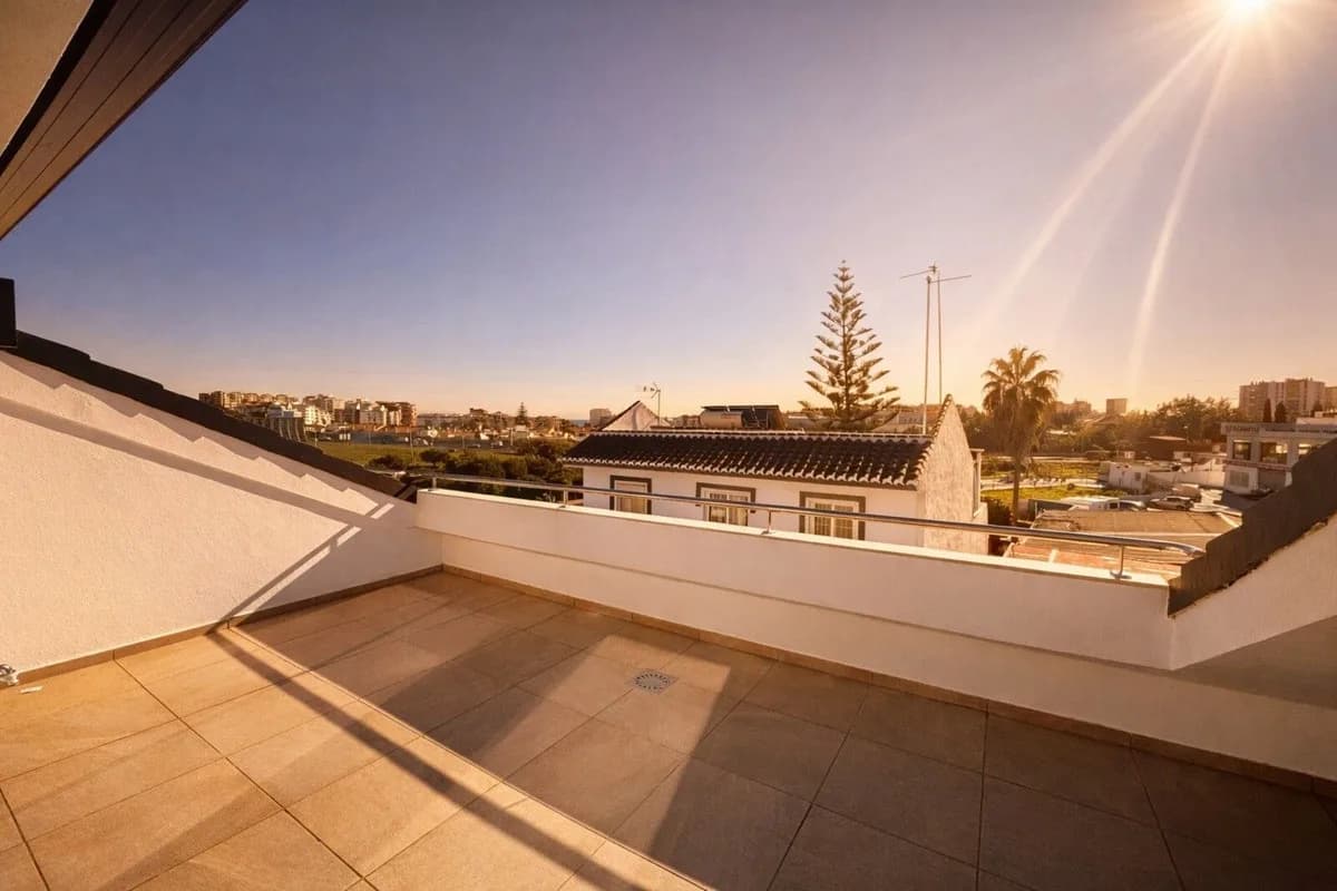 3 Bedroom Middle Floor Apartment for Sale in Fuengirola, Málaga - Image 2