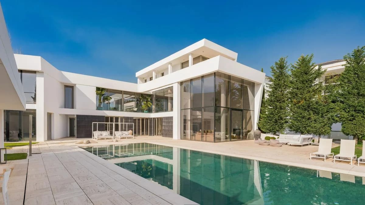 6 Bedroom Detached Villa for Sale in Los Flamingos, Málaga - Image 2