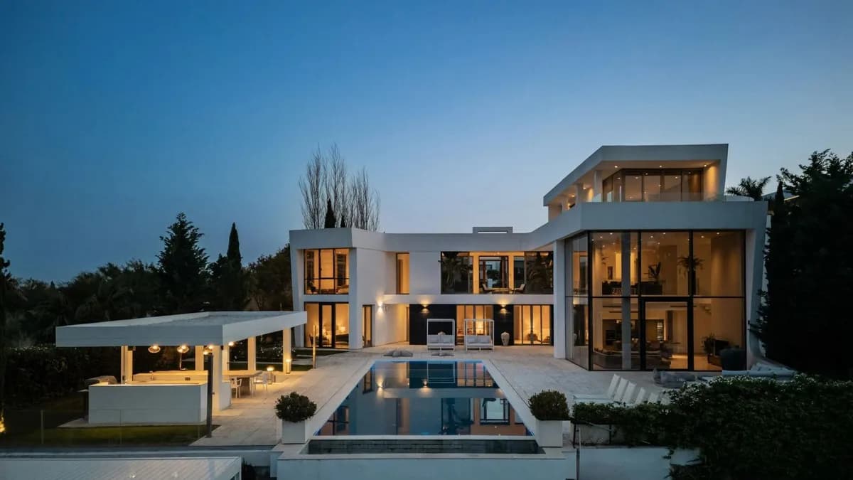 6 Bedroom Detached Villa for Sale in Los Flamingos, Málaga - Image 8