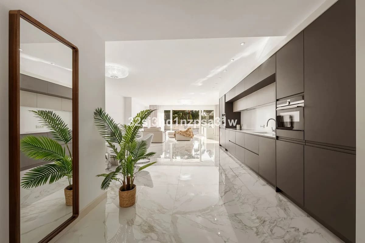 3 Bedroom Middle Floor Apartment for Sale in Marbella, Málaga - Image 3