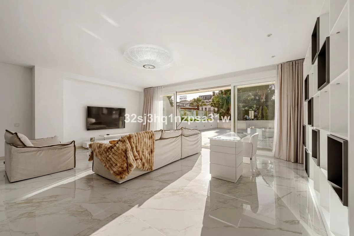 3 Bedroom Middle Floor Apartment for Sale in Marbella, Málaga - Image 4