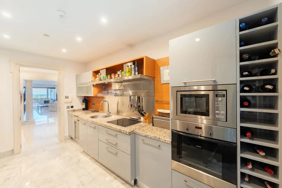 3 Bedroom Ground Floor Apartment for Sale in Los Monteros, Málaga - Image 6