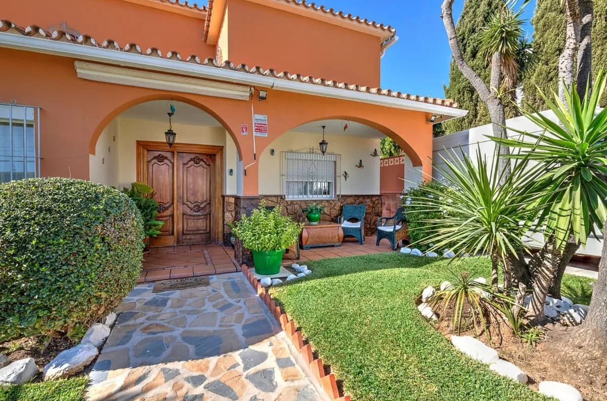 4 Bedroom Detached Villa for Sale in Mijas, Málaga