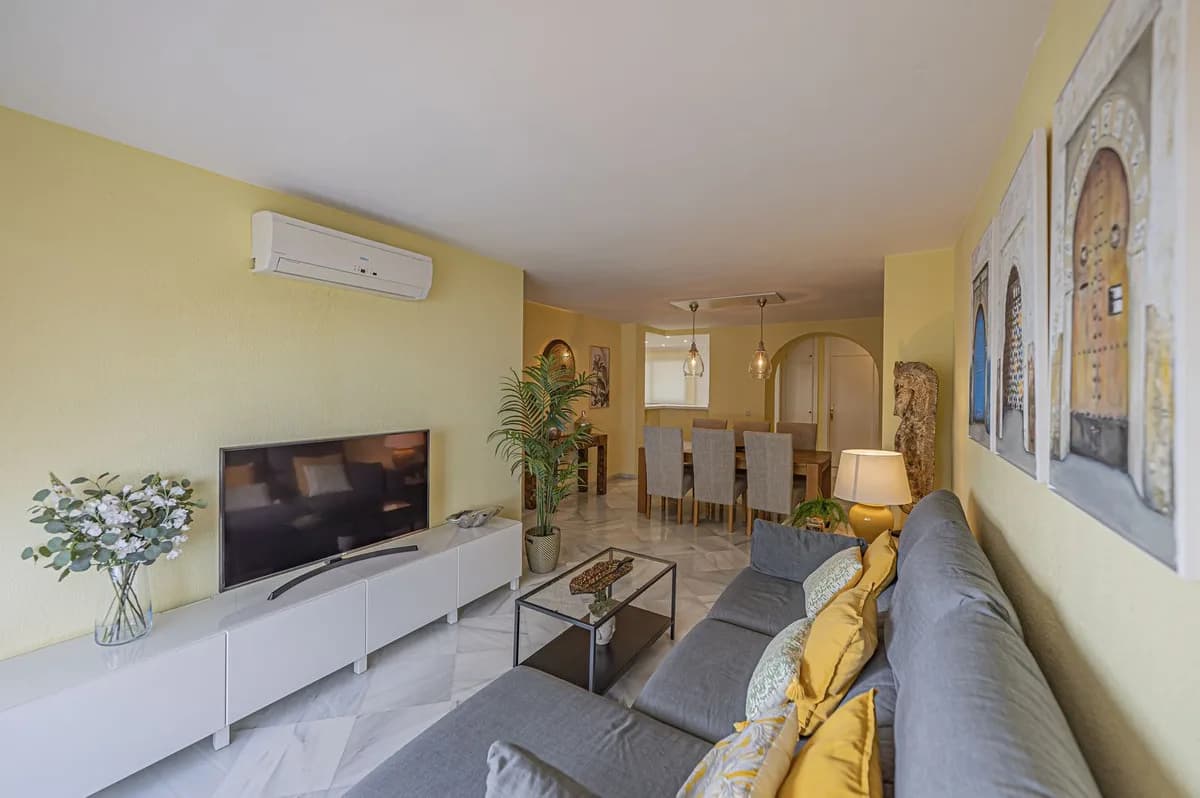 2 Bedroom Middle Floor Apartment for Sale in Estepona, Málaga - Image 5