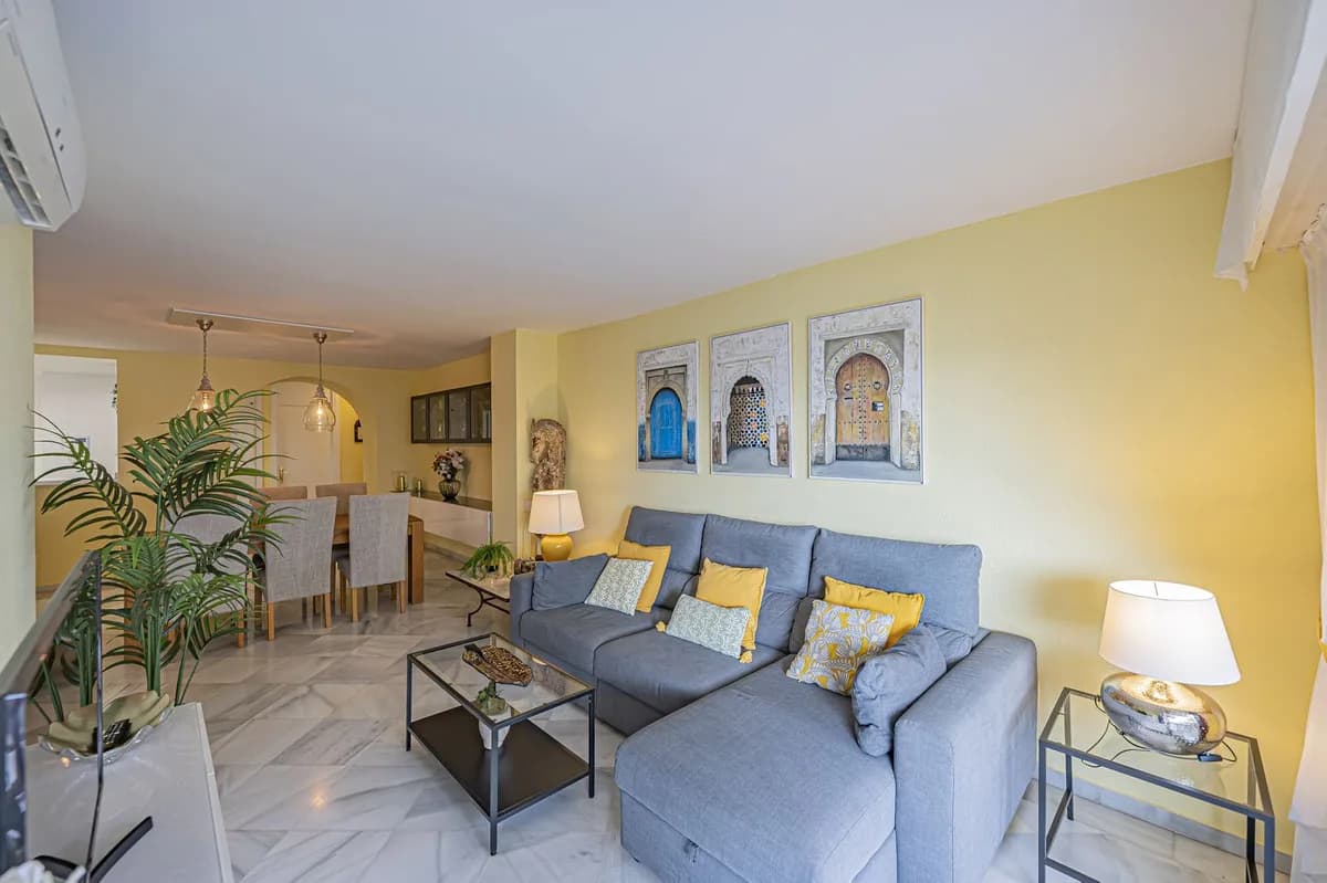 2 Bedroom Middle Floor Apartment for Sale in Estepona, Málaga - Image 7