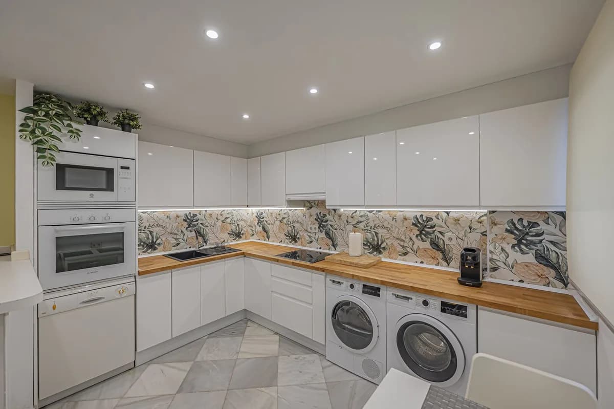2 Bedroom Middle Floor Apartment for Sale in Estepona, Málaga - Image 9