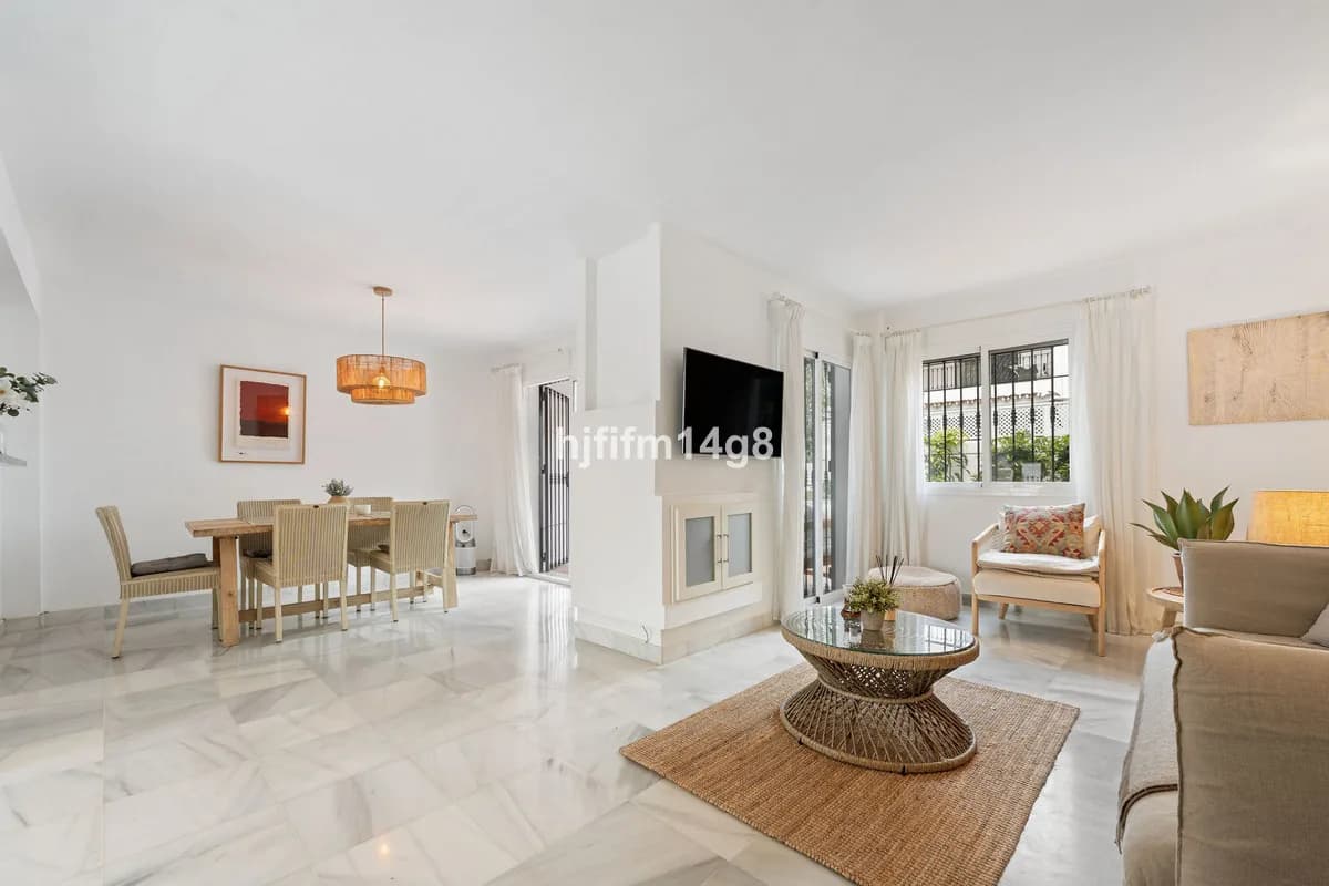 4 Bedroom Townhouse for Sale in Nueva Andalucía, Málaga