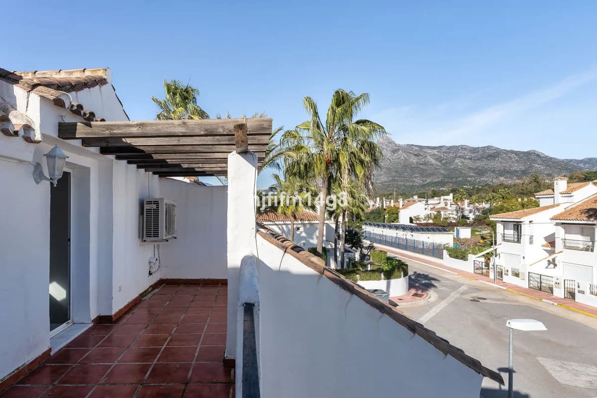 4 Bedroom Townhouse for Sale in Nueva Andalucía, Málaga - Image 4