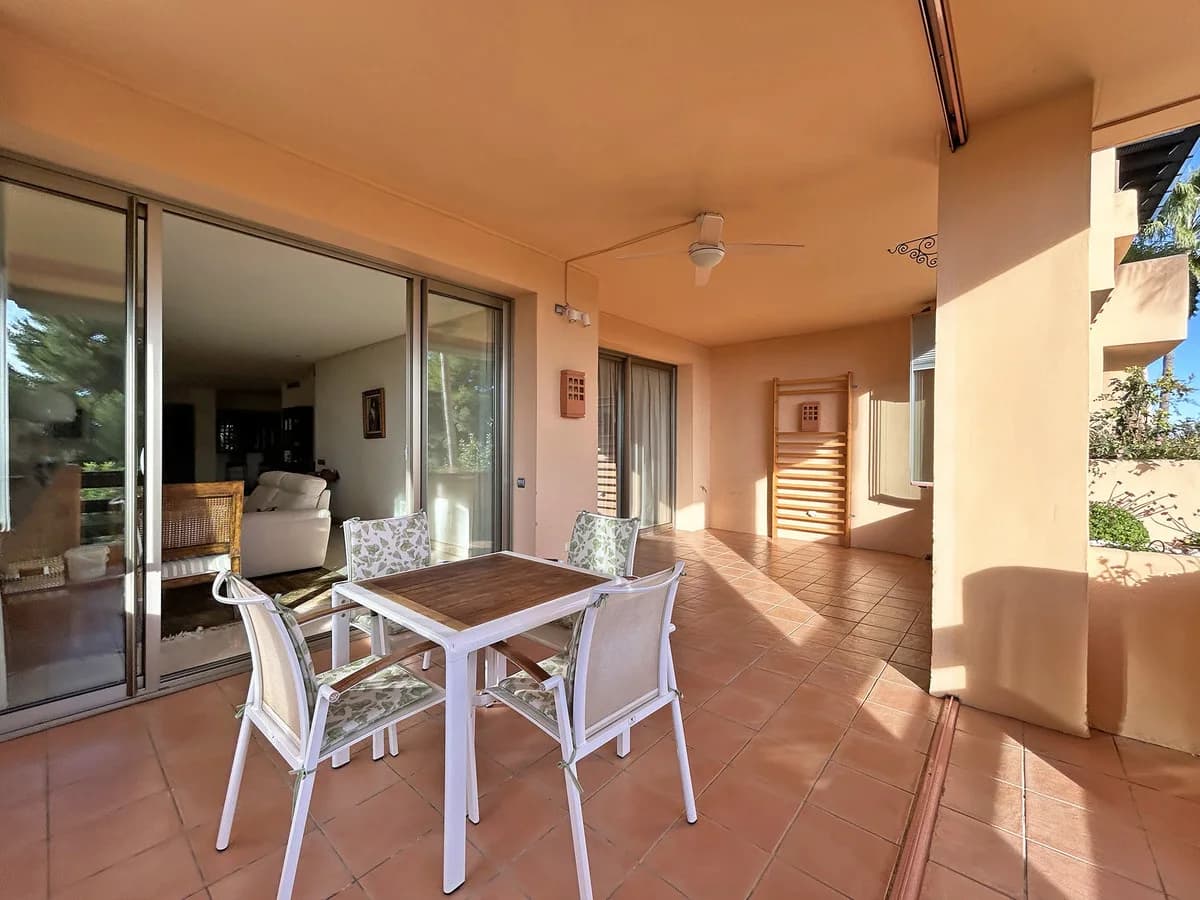 2 Bedroom Middle Floor Apartment for Sale in The Golden Mile, Málaga - Image 3