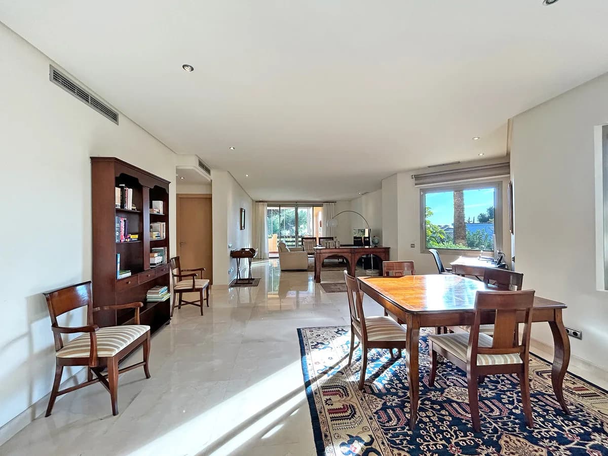 2 Bedroom Middle Floor Apartment for Sale in The Golden Mile, Málaga - Image 4