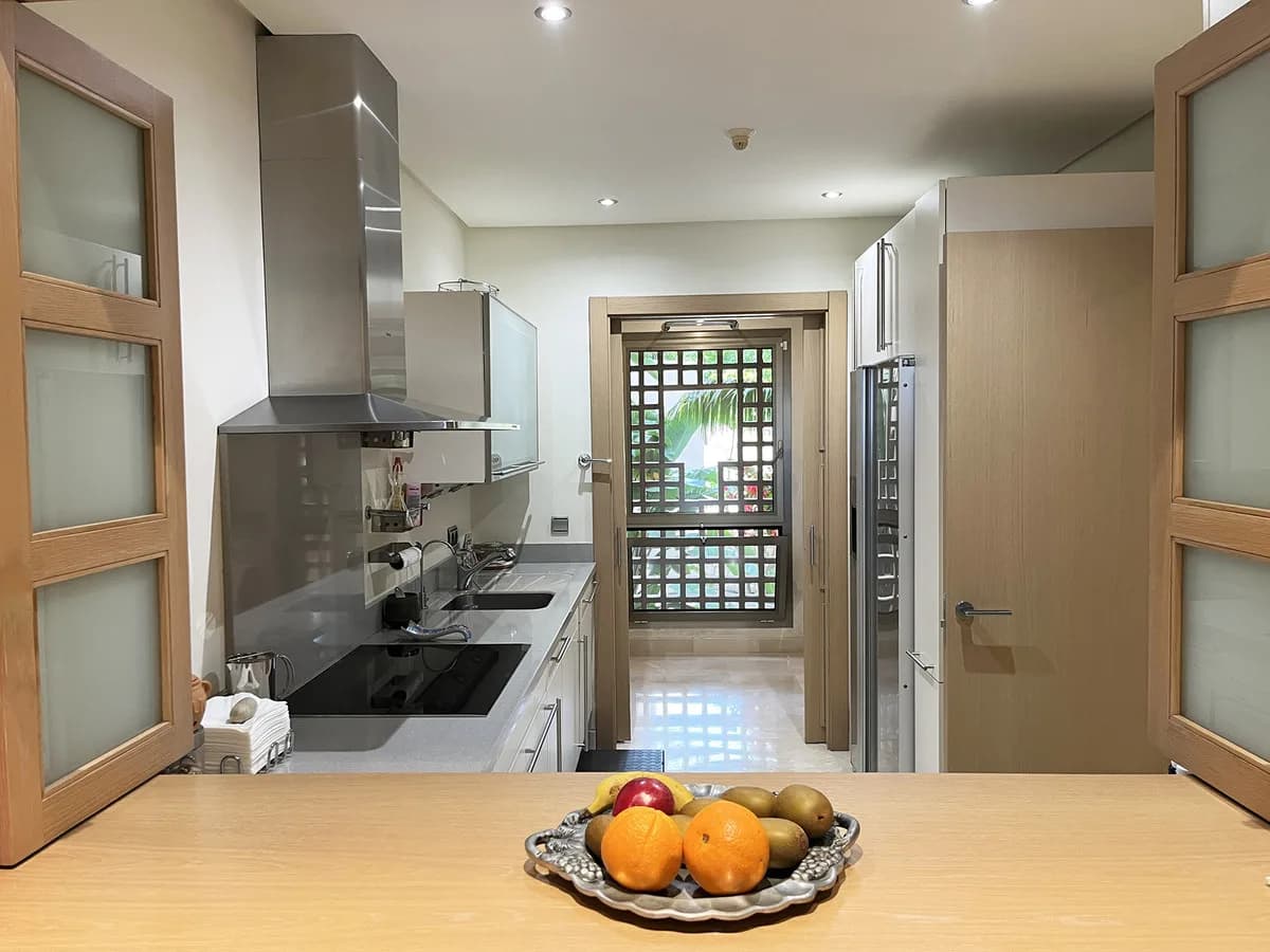 2 Bedroom Middle Floor Apartment for Sale in The Golden Mile, Málaga - Image 7